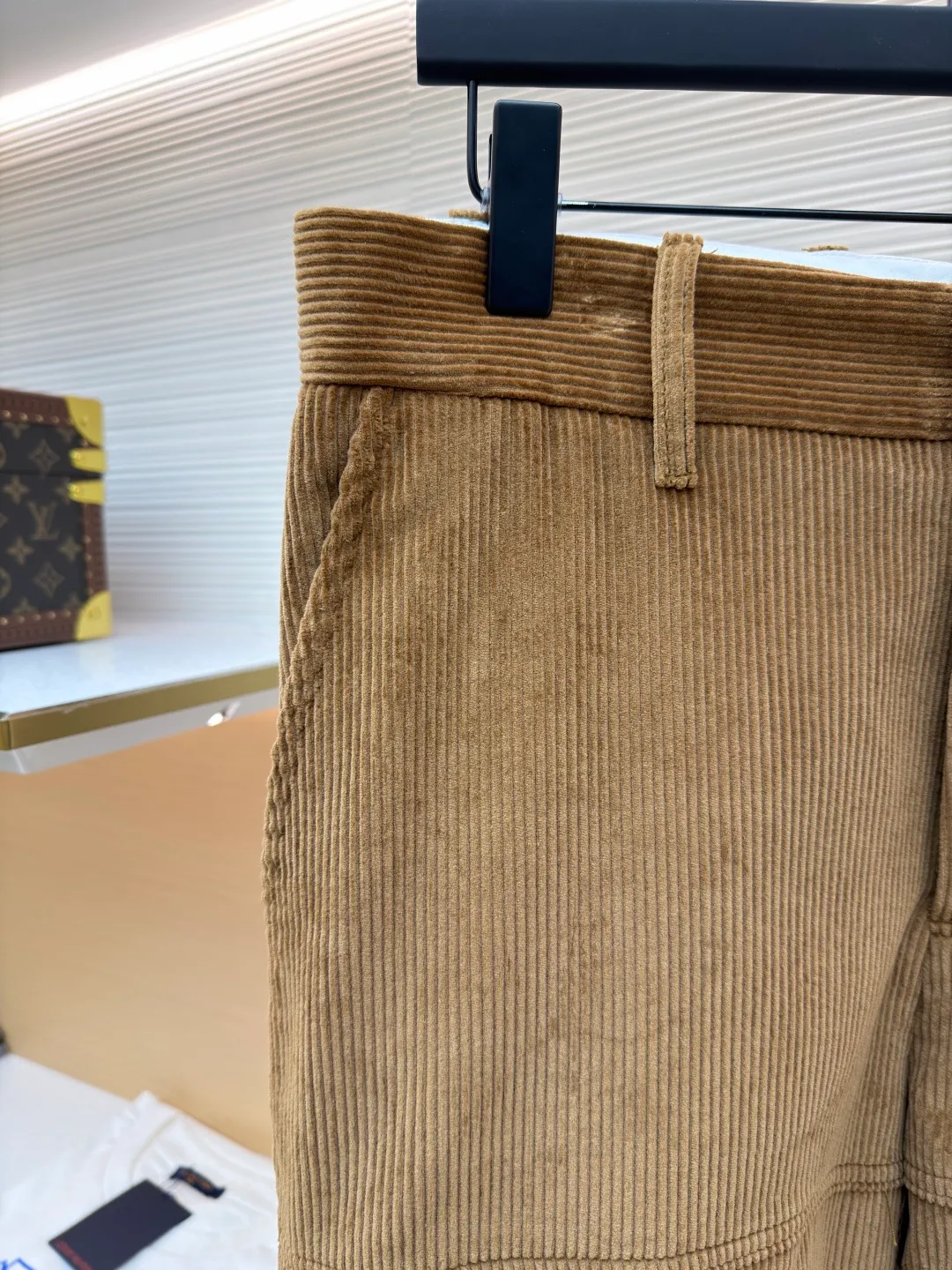 LOUIS VUITTON SKI ski series corduroy trousers and casual pants ●Original version: purchased and developed by 14160 ●Item number: 1682221-B00 ●Fabric: corduroy fabric ●Technology: Positioning cutting machine ●Color: brown ●Version: fitted version ●Weight: about 875 grams ●Size: 46-48-50-52 ●Description: These caramel-colored corduroy trousers are made of 16-pit combed cotton corduroy fabric, which is pre-shrunk and raised. The velvet thickness is even, soft to the touch and not easy to shed. The fabric weighs 420g and has both warmth retention and stiffness. The trousers are made of multi-piece three-dimensional tailoring. The thighs and knees are designed with a spliced ​​structure and are reinforced with twill stitching technology, which not only enhances the durability but also creates a workwear-style layering. The waistband is a classic suit waistband design with built-in non-slip lining and metal adjustment buckles to flexibly adjust the waist size. The placket is made of YKK metal zippers with natural horn buttons, and the trousers are double-layer reinforced stitching; the pockets are welted, and the edges are sewn with overlock stitching; the trousers are straight-cut, with rolled overlock stitching on the inside. The stitch density of each stitch is controlled at 10 stitches/inch to ensure a stable overall structure and exquisite details. The overall wiring is straight and delicate, the fabric is comfortable and soft, and the color is consistent without color difference. It can be matched with the same style to create a fashionable look and control various occasions. Customized accessories, complete with three standards, same style for men and women!